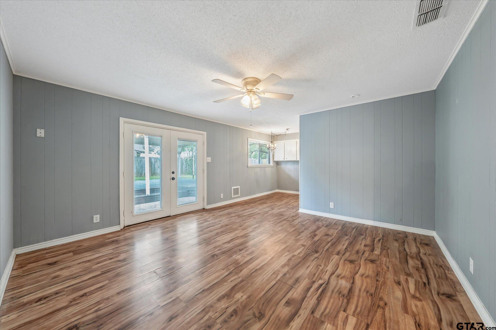 203 N Rainbow Dr