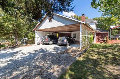 A home in Lindale