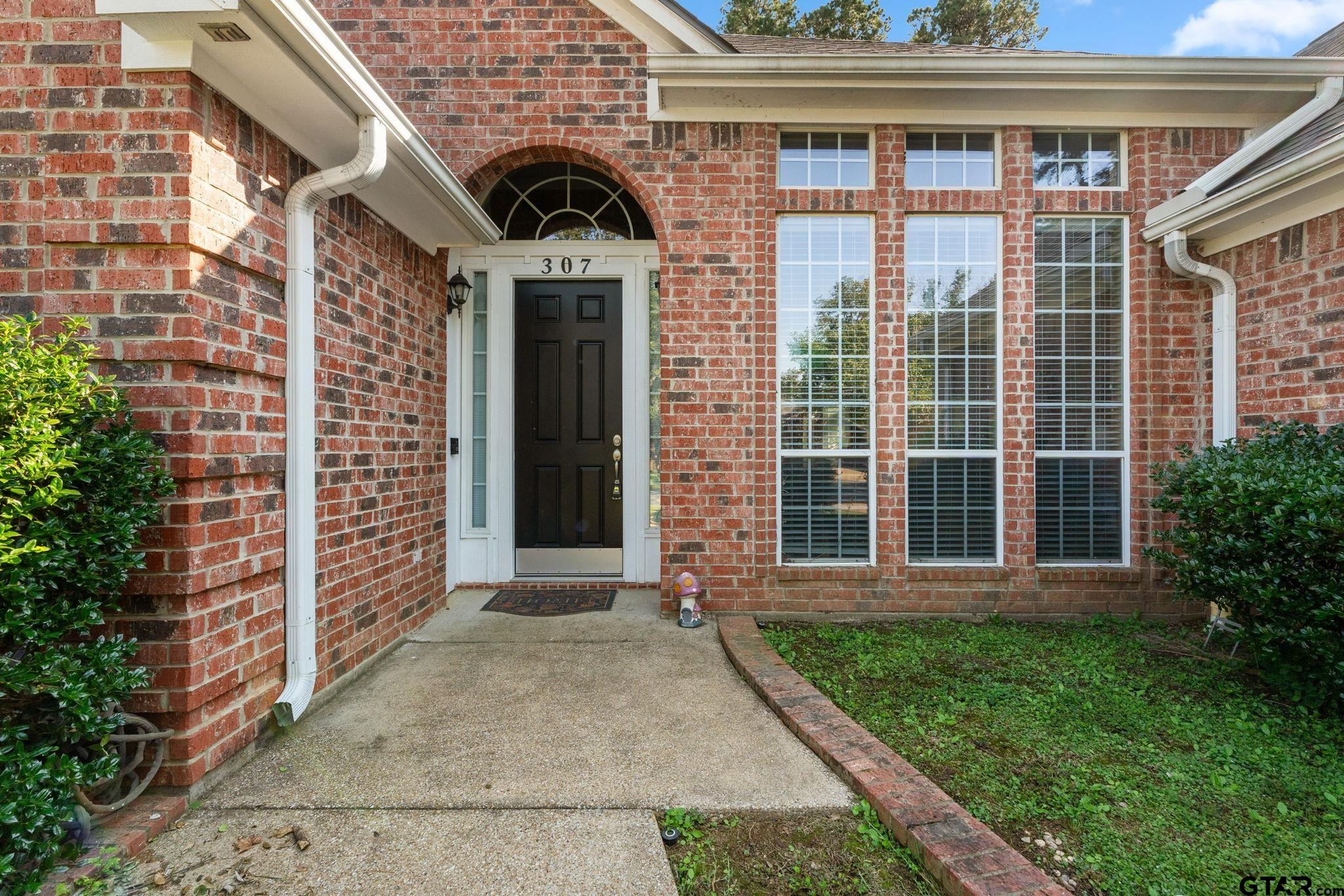 307 Robinwood Ln