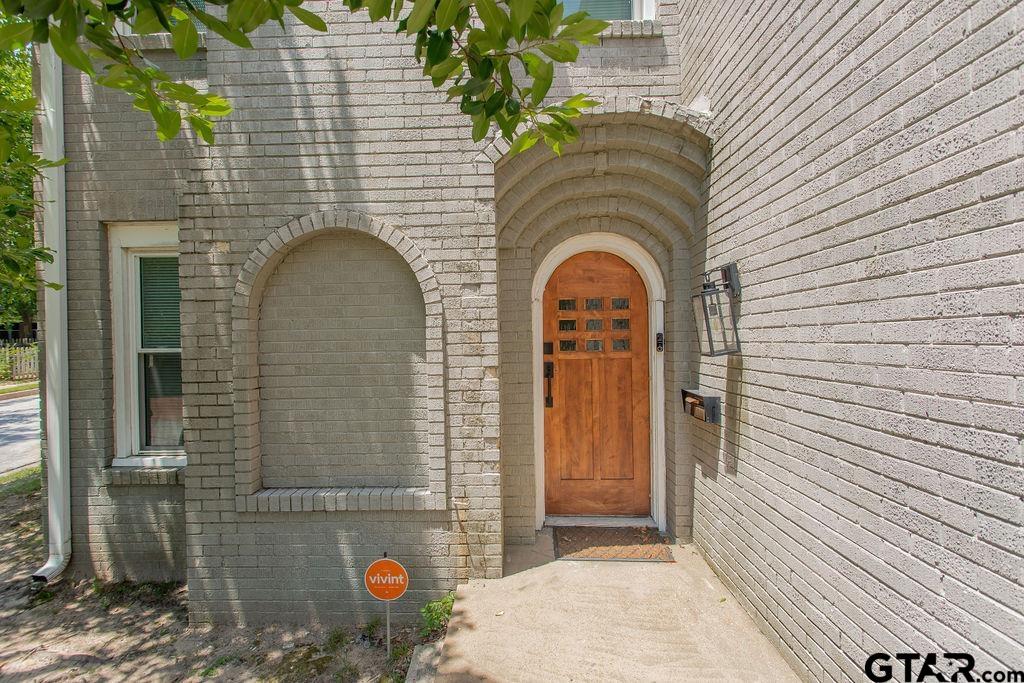 831 W Houston Street