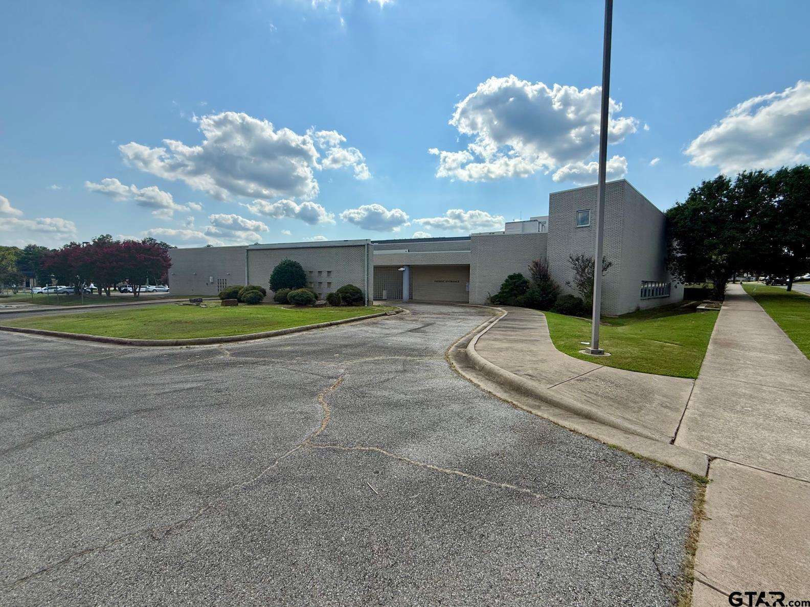 1000-1014 Clarksville