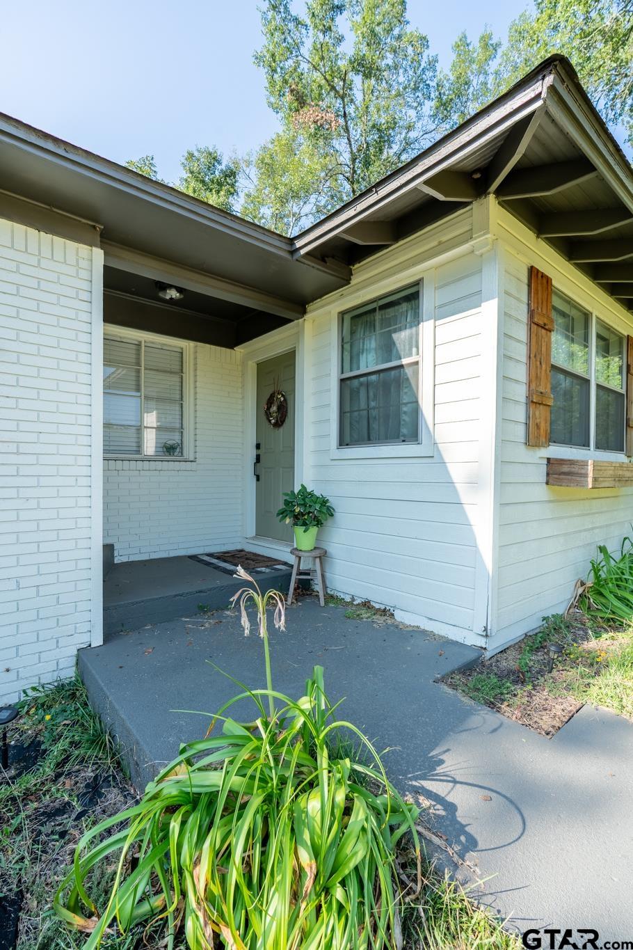 806 E Duval