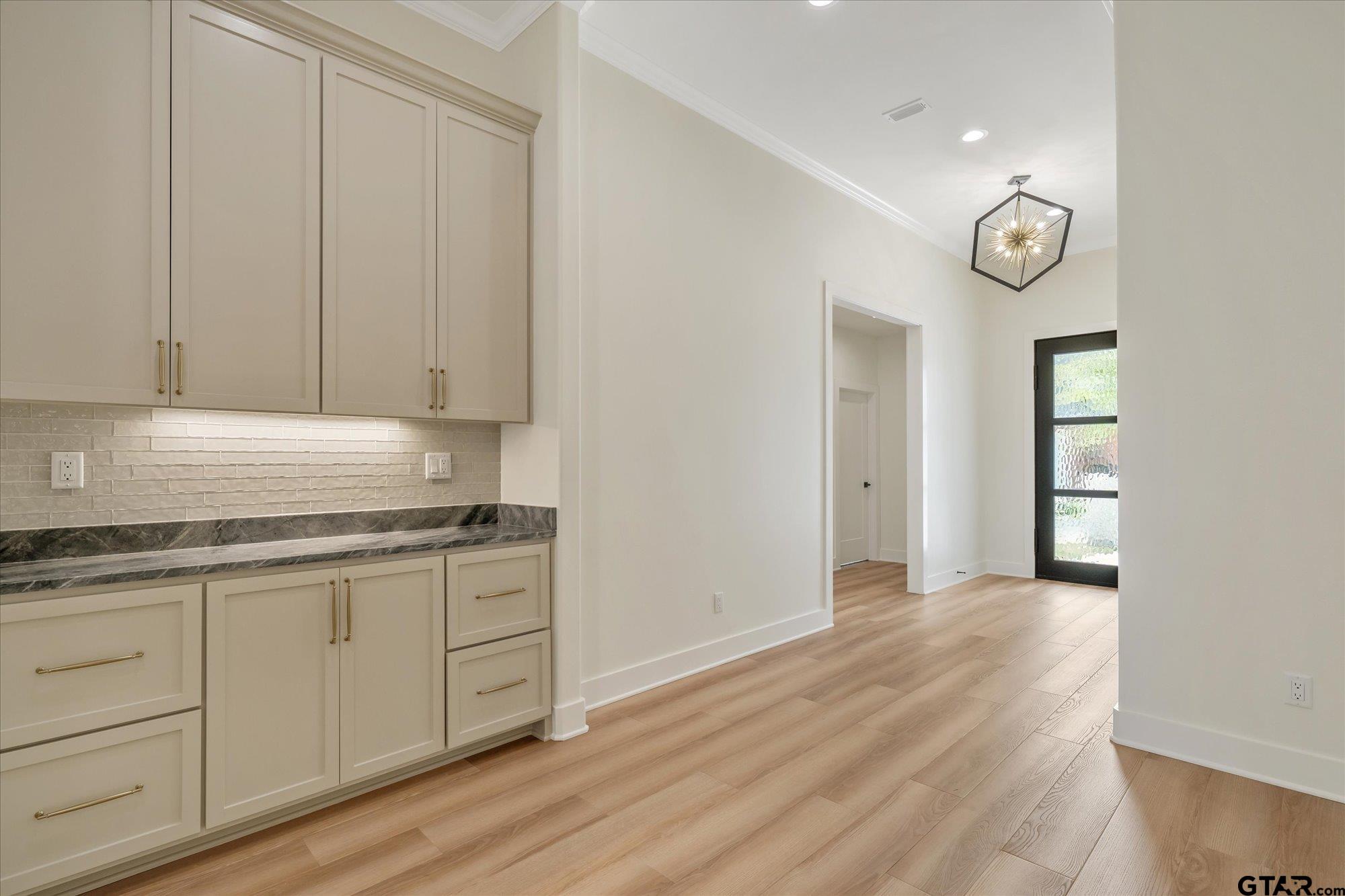 7146 HOLLY SQUARE CT.