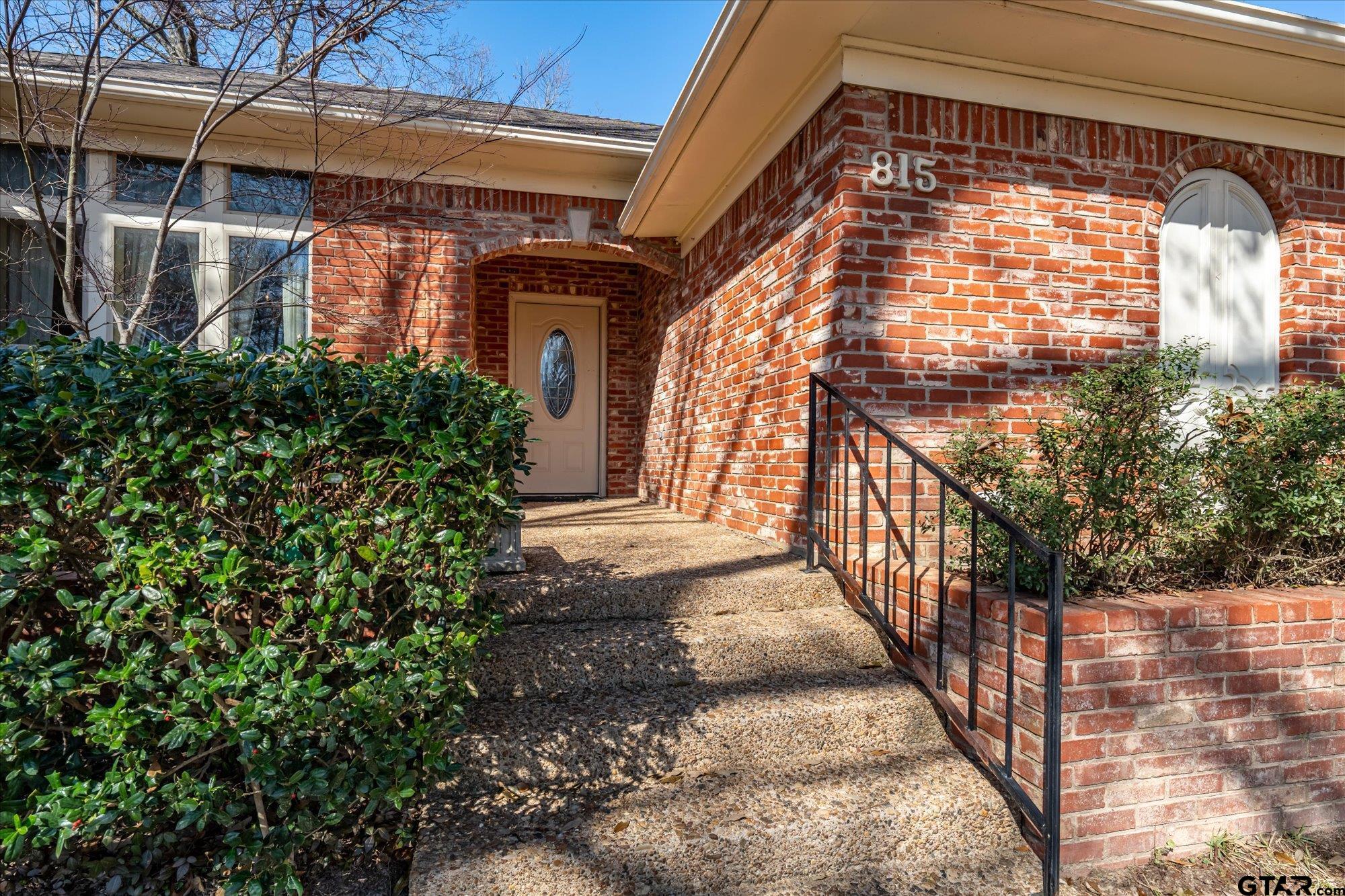 815 WOODLAND HILLS DRIVE