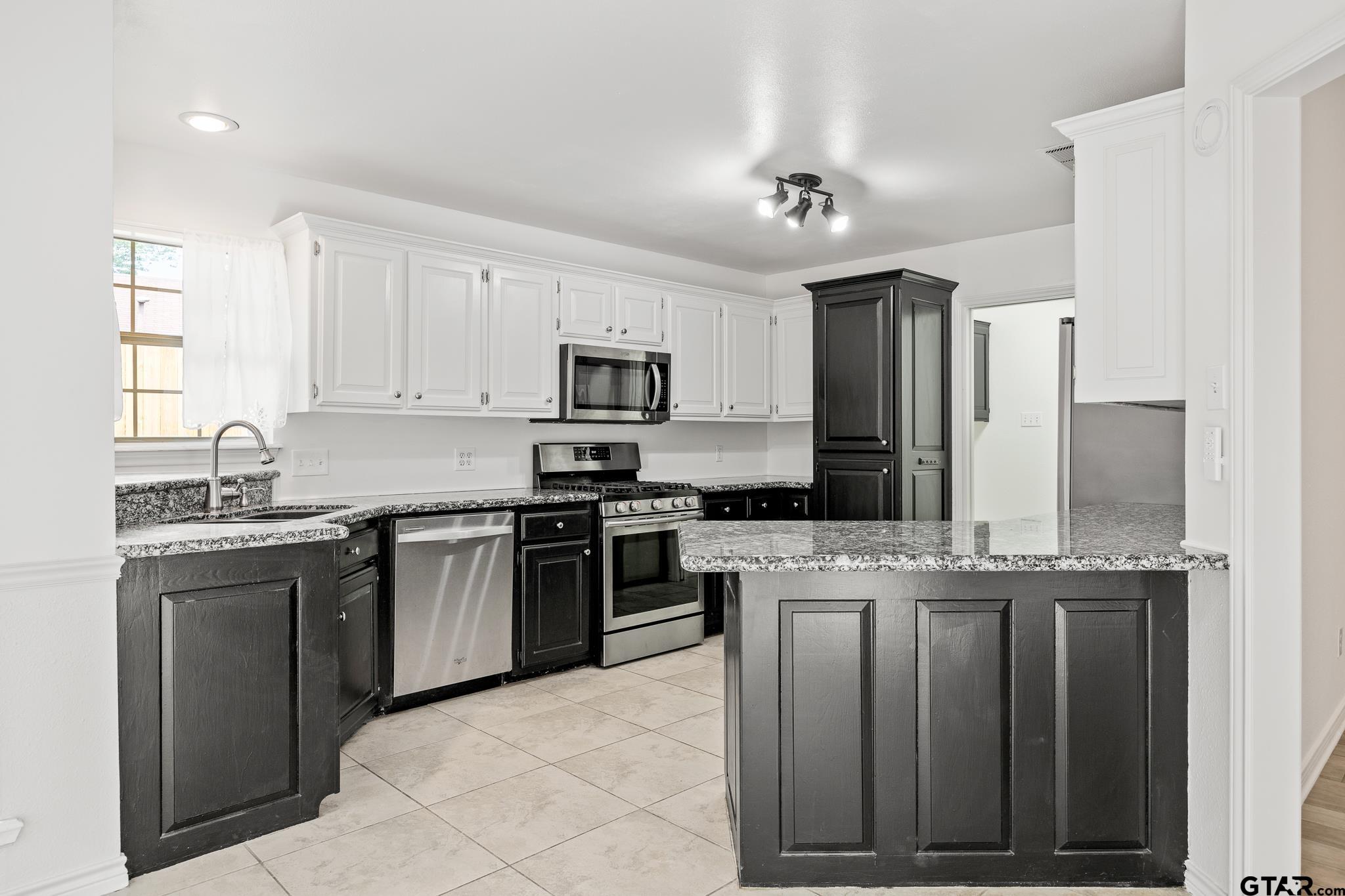 Tyler, Texas 75703, United States, 3 Bedrooms Bedrooms, ,2 BathroomsBathrooms,Residential,Pending,55691