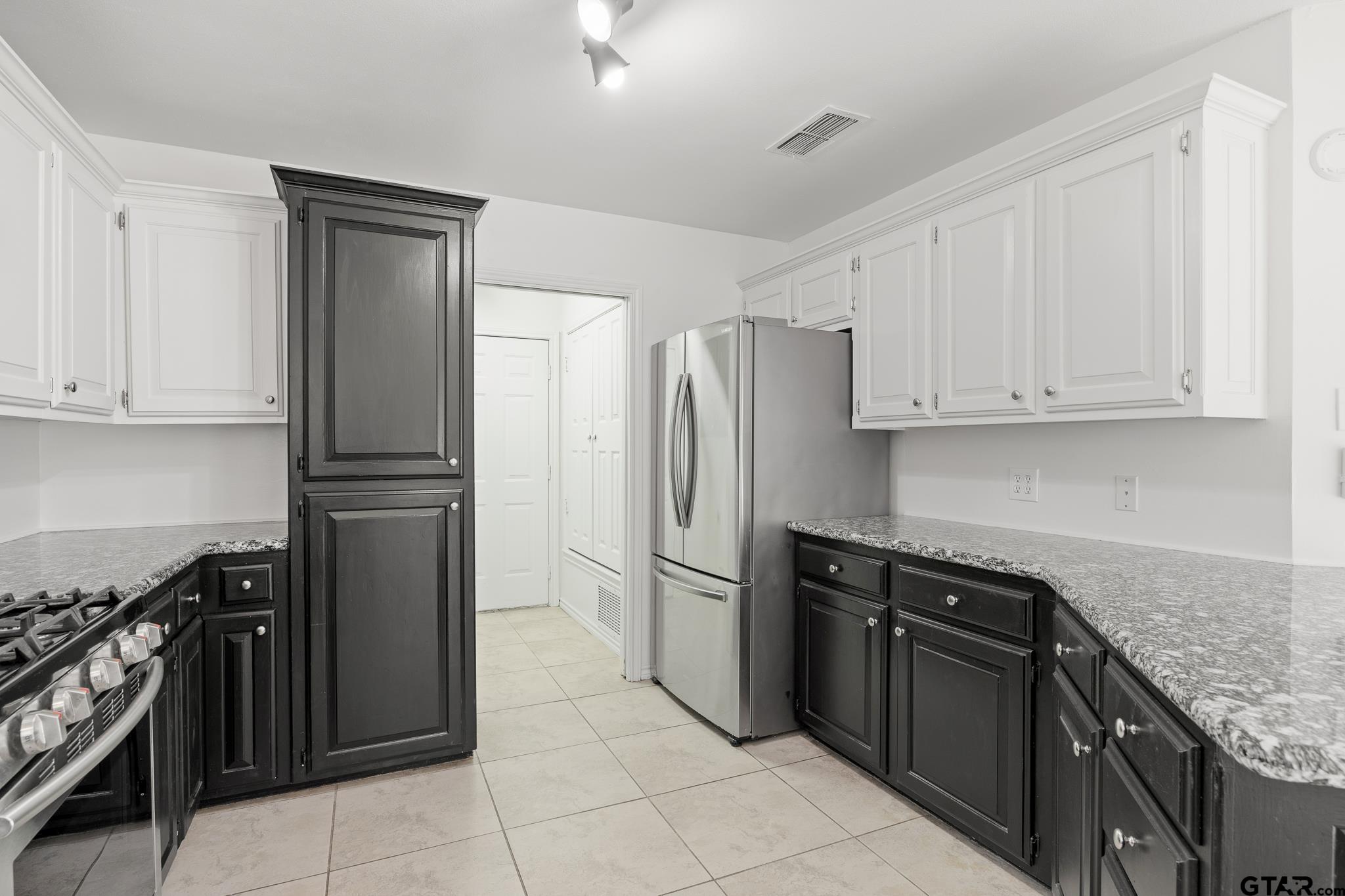 Tyler, Texas 75703, United States, 3 Bedrooms Bedrooms, ,2 BathroomsBathrooms,Residential,Pending,55691