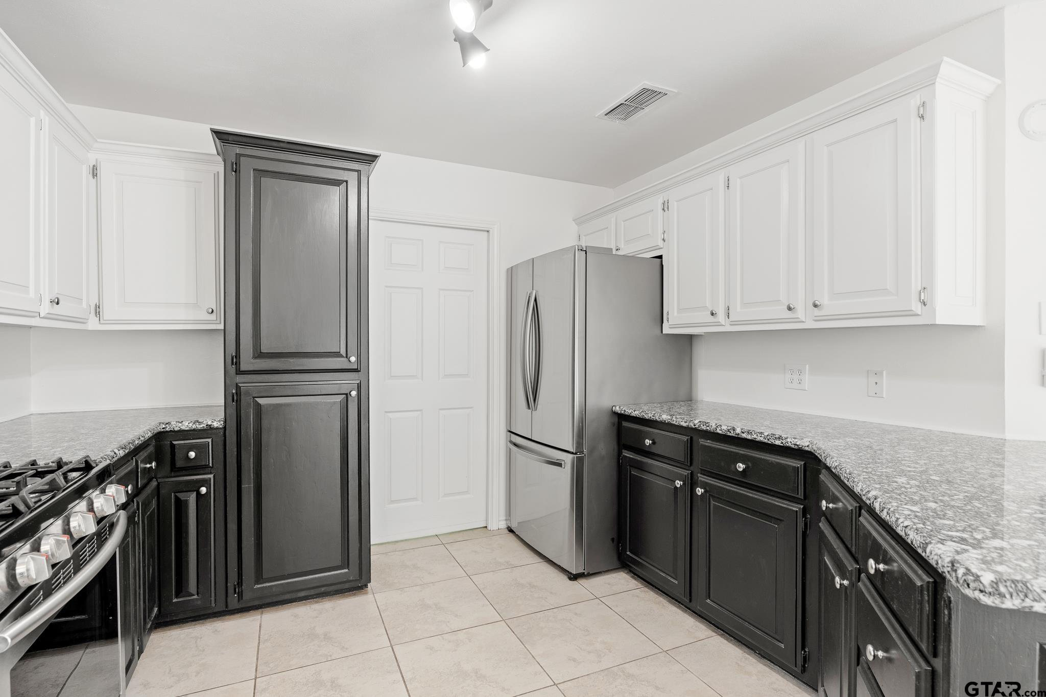 Tyler, Texas 75703, United States, 3 Bedrooms Bedrooms, ,2 BathroomsBathrooms,Residential,Pending,55691