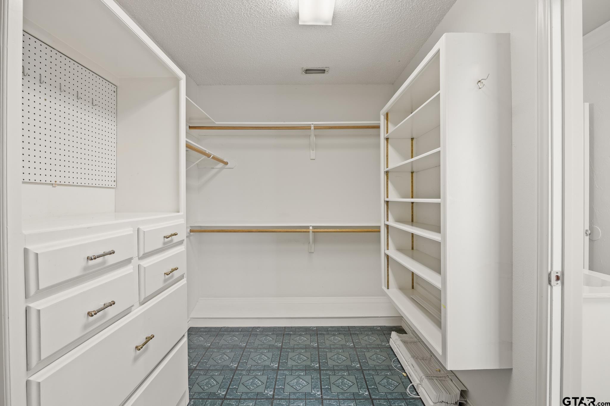 Tyler, Texas 75703, United States, 3 Bedrooms Bedrooms, ,2 BathroomsBathrooms,Residential,Pending,55691