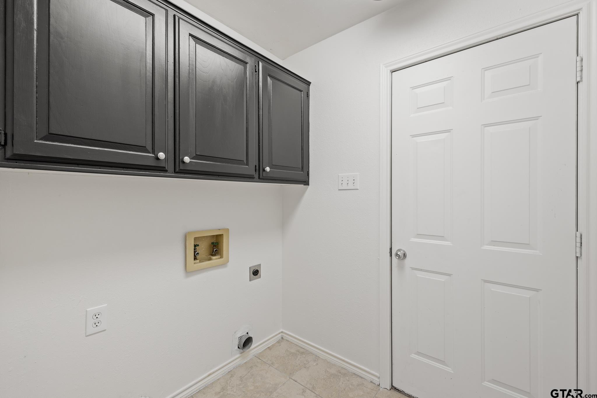 Tyler, Texas 75703, United States, 3 Bedrooms Bedrooms, ,2 BathroomsBathrooms,Residential,Pending,55691