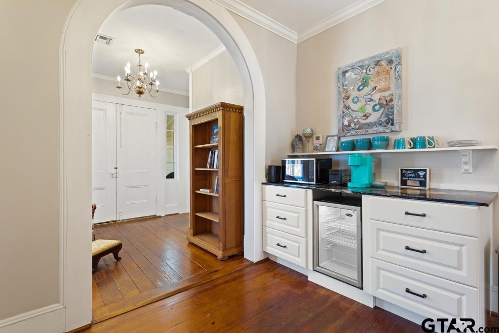 301 W Larissa