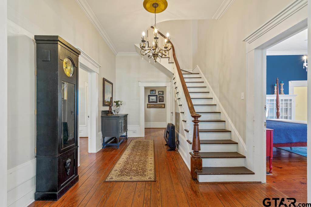 301 W Larissa