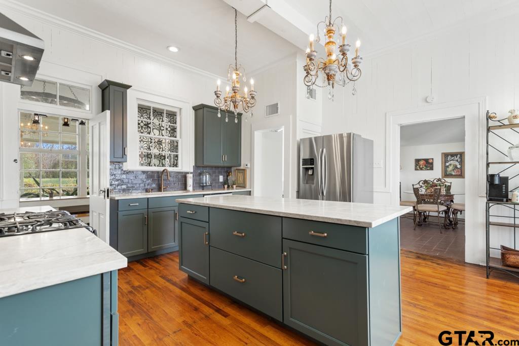 301 W Larissa