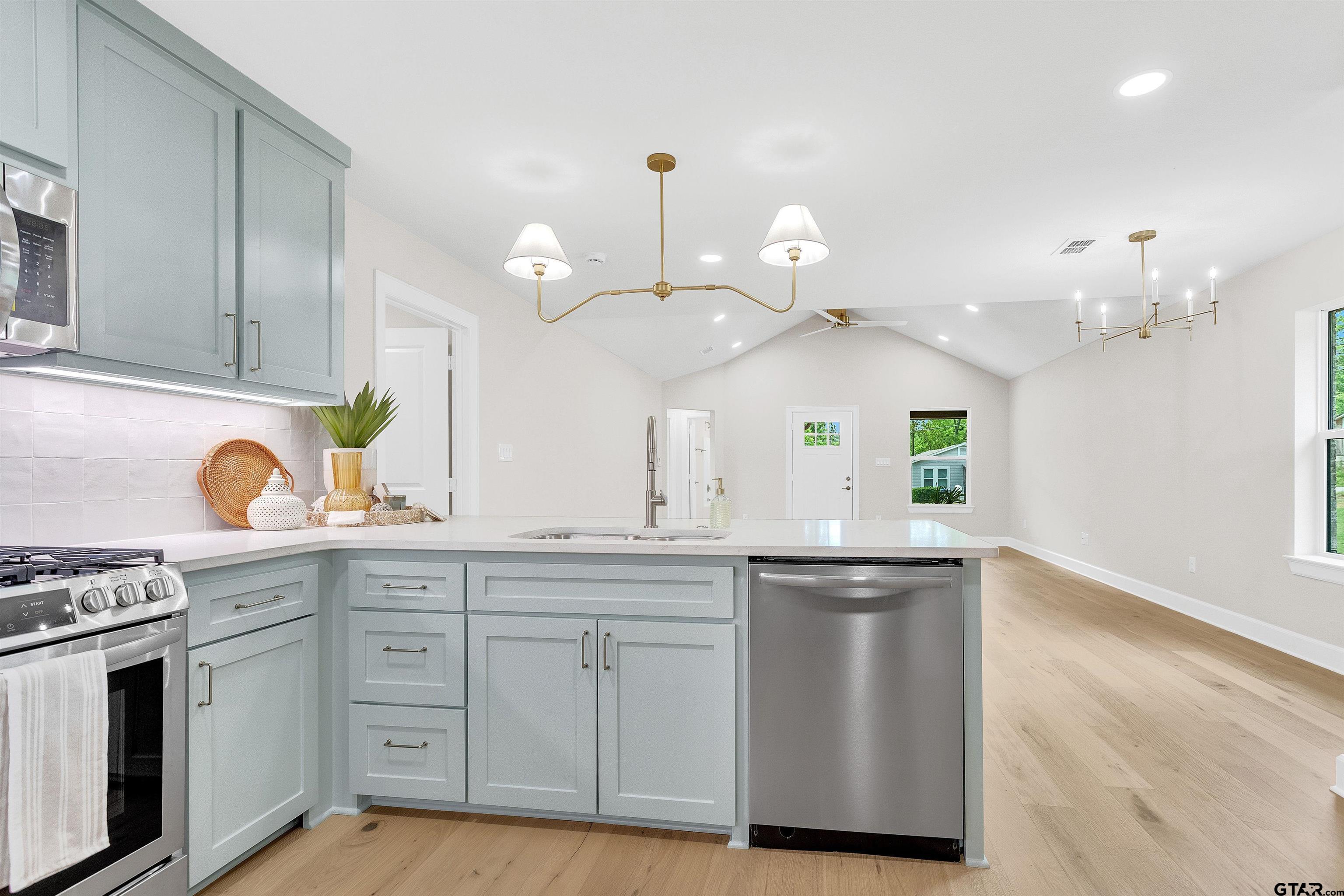 113 W Magnolia