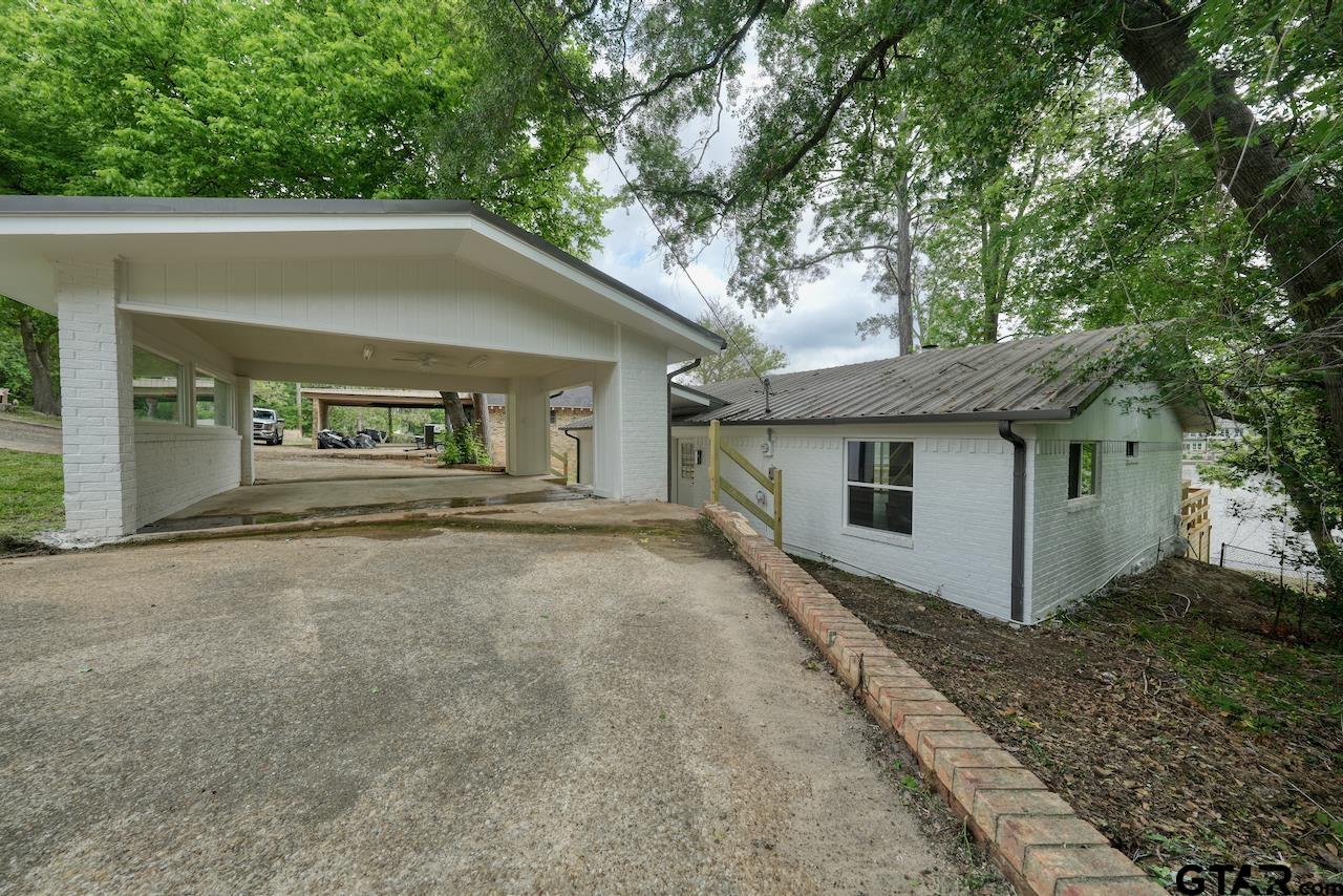 1221 Chateau Ln