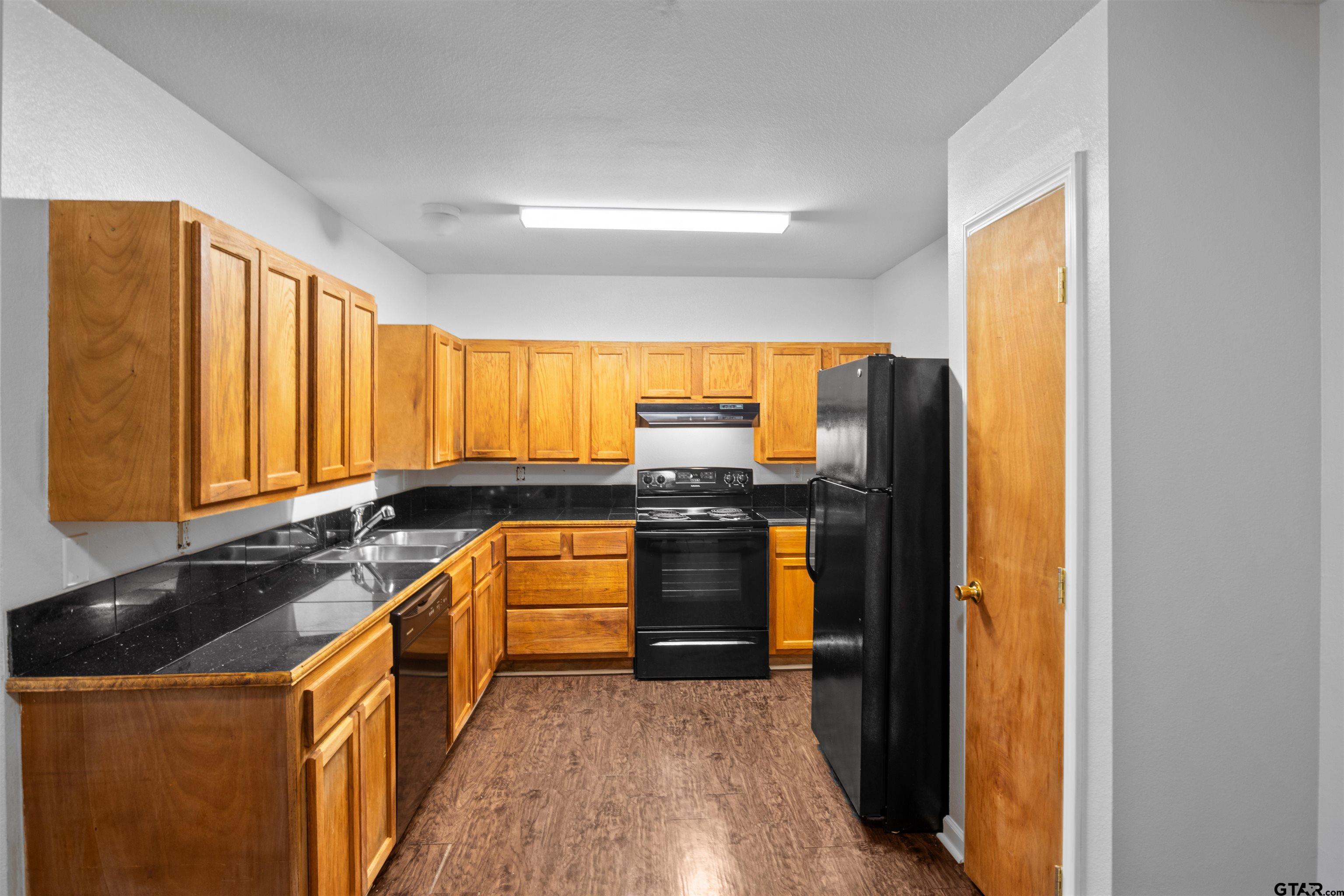 Tyler, Texas 75707, United States, 6 Bedrooms Bedrooms, ,4 BathroomsBathrooms,Residential,Pending,57526