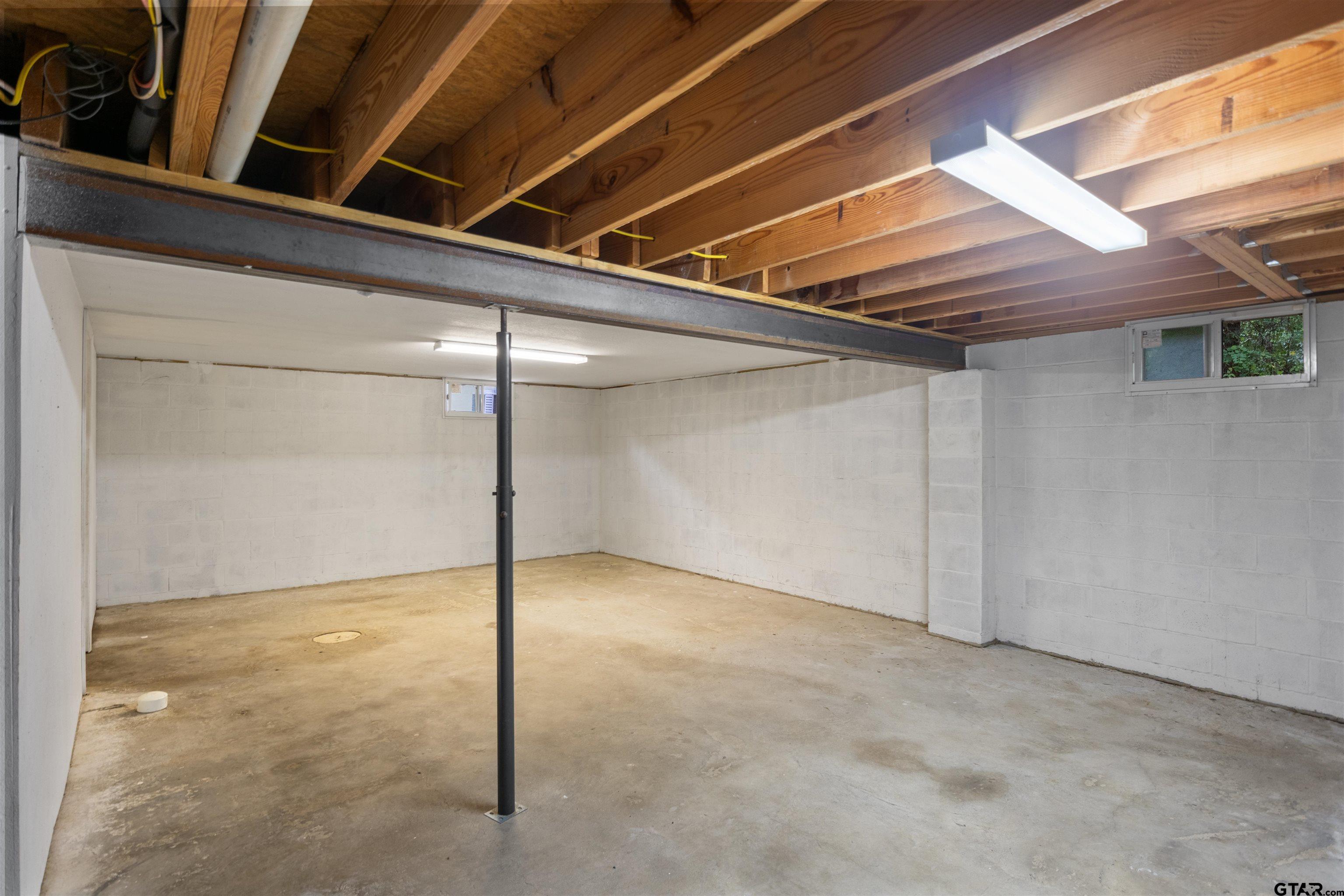 Tyler, Texas 75707, United States, 6 Bedrooms Bedrooms, ,4 BathroomsBathrooms,Residential,Pending,57526