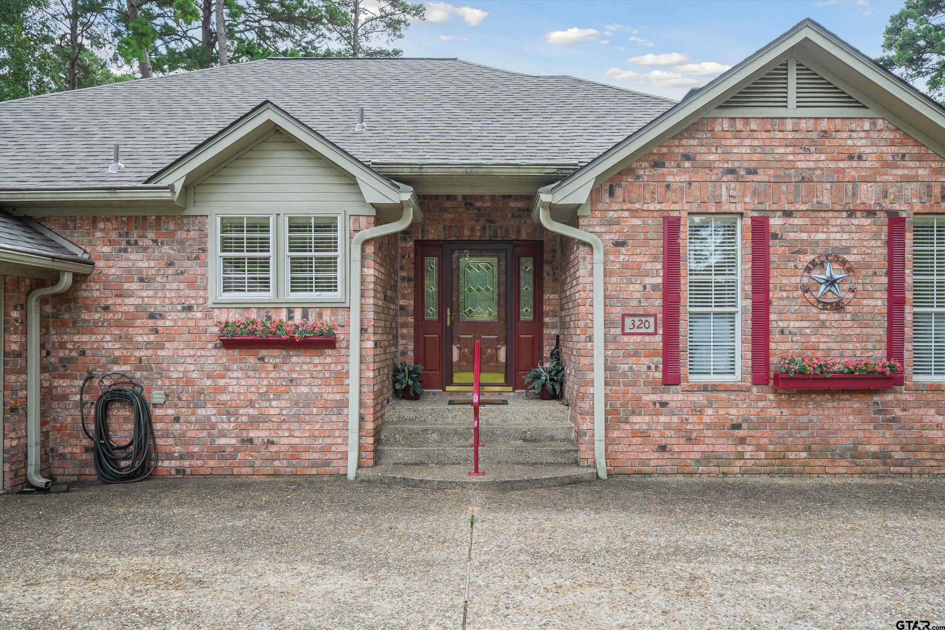 320 Greenbriar Trail