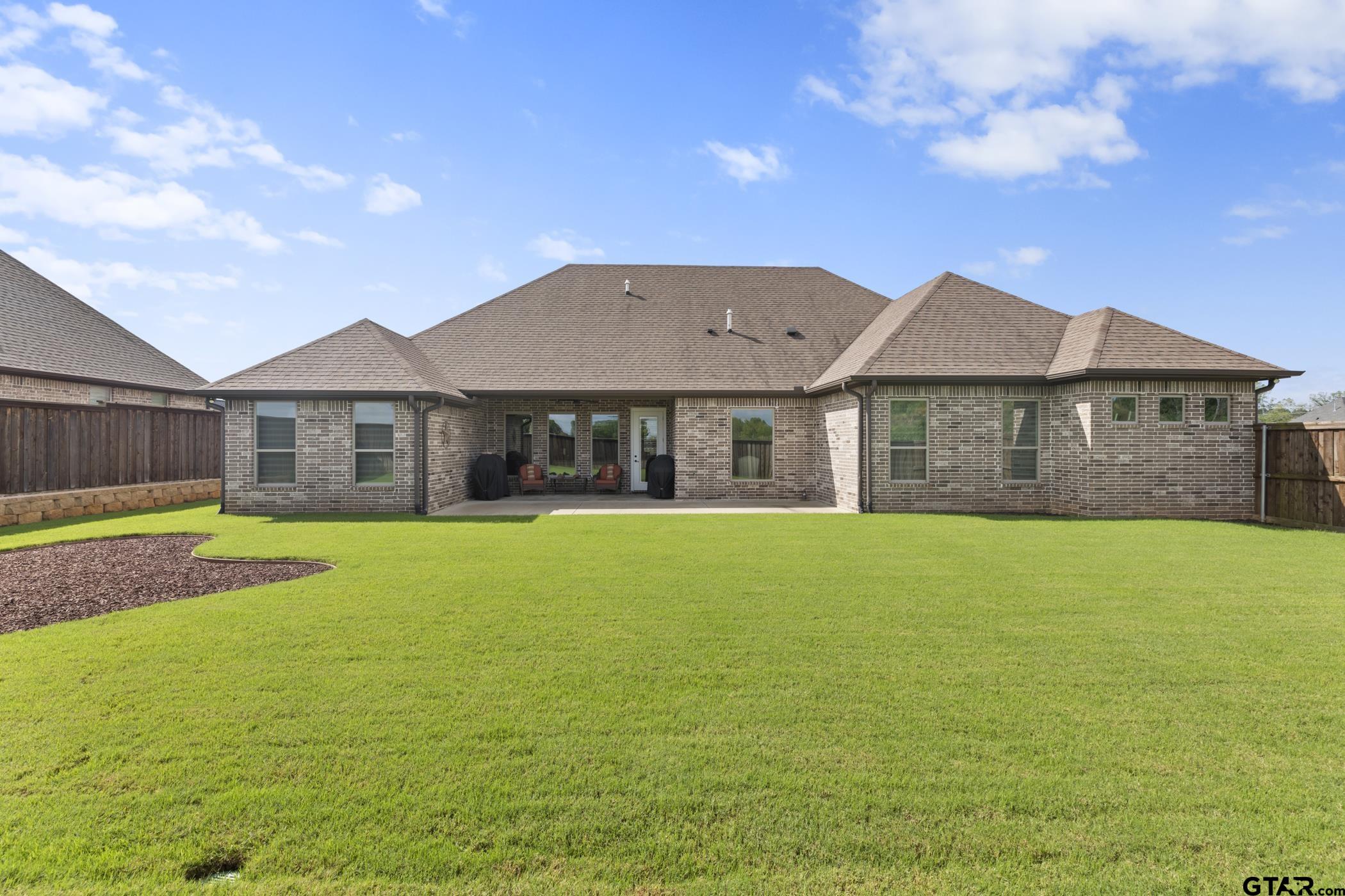 121 HERITAGE WAY