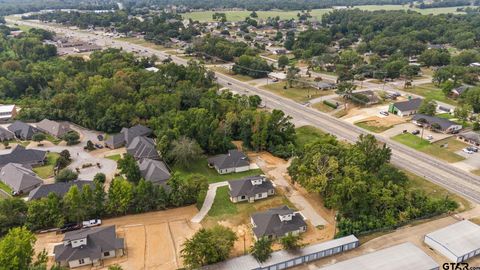 A home in Lindale