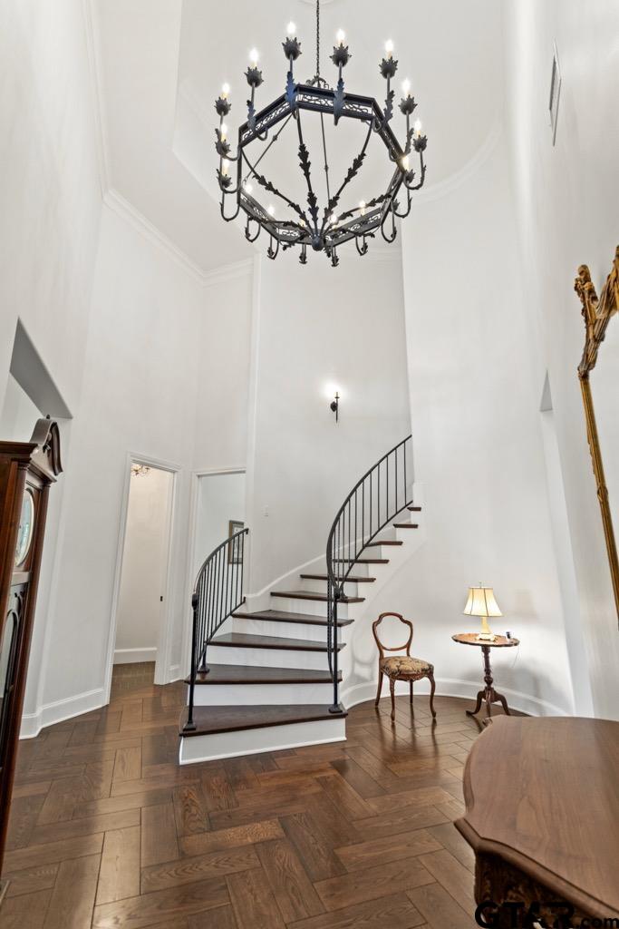 2015 Stonegate Valley Dr.