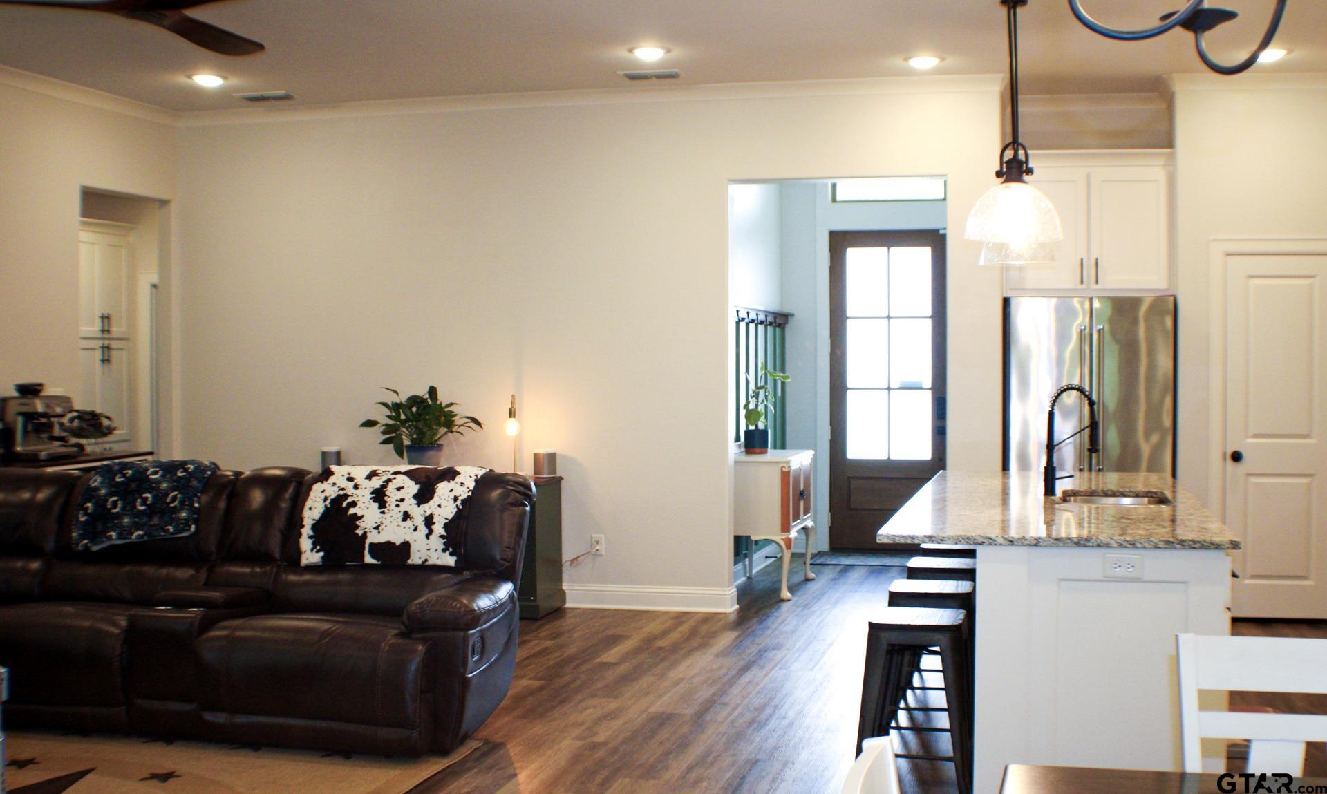 Tyler, Texas 75703, United States, 4 Bedrooms Bedrooms, ,3 BathroomsBathrooms,Residential,Pending,50014