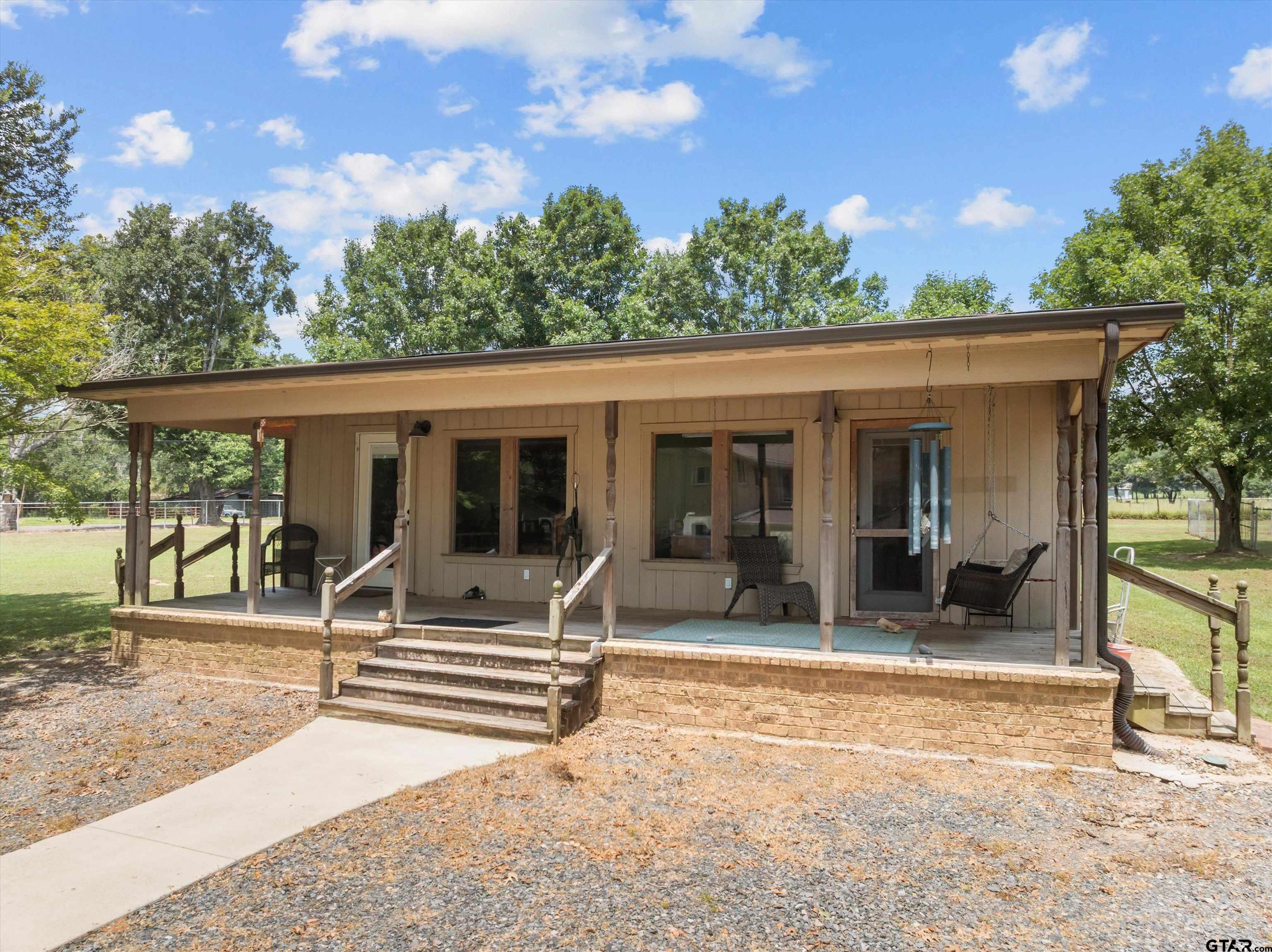 2807 S FM 225