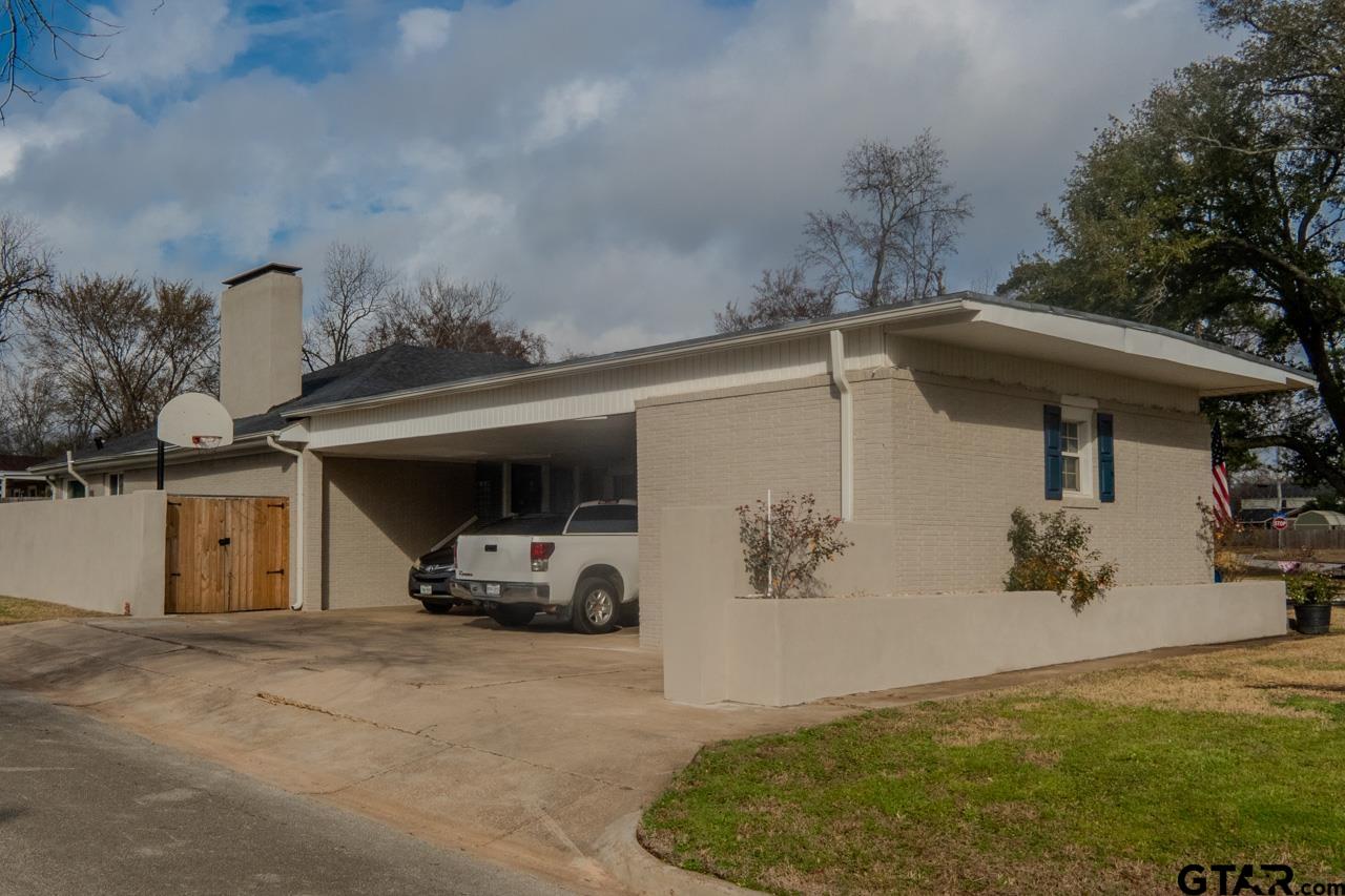 1003 Hillcrest