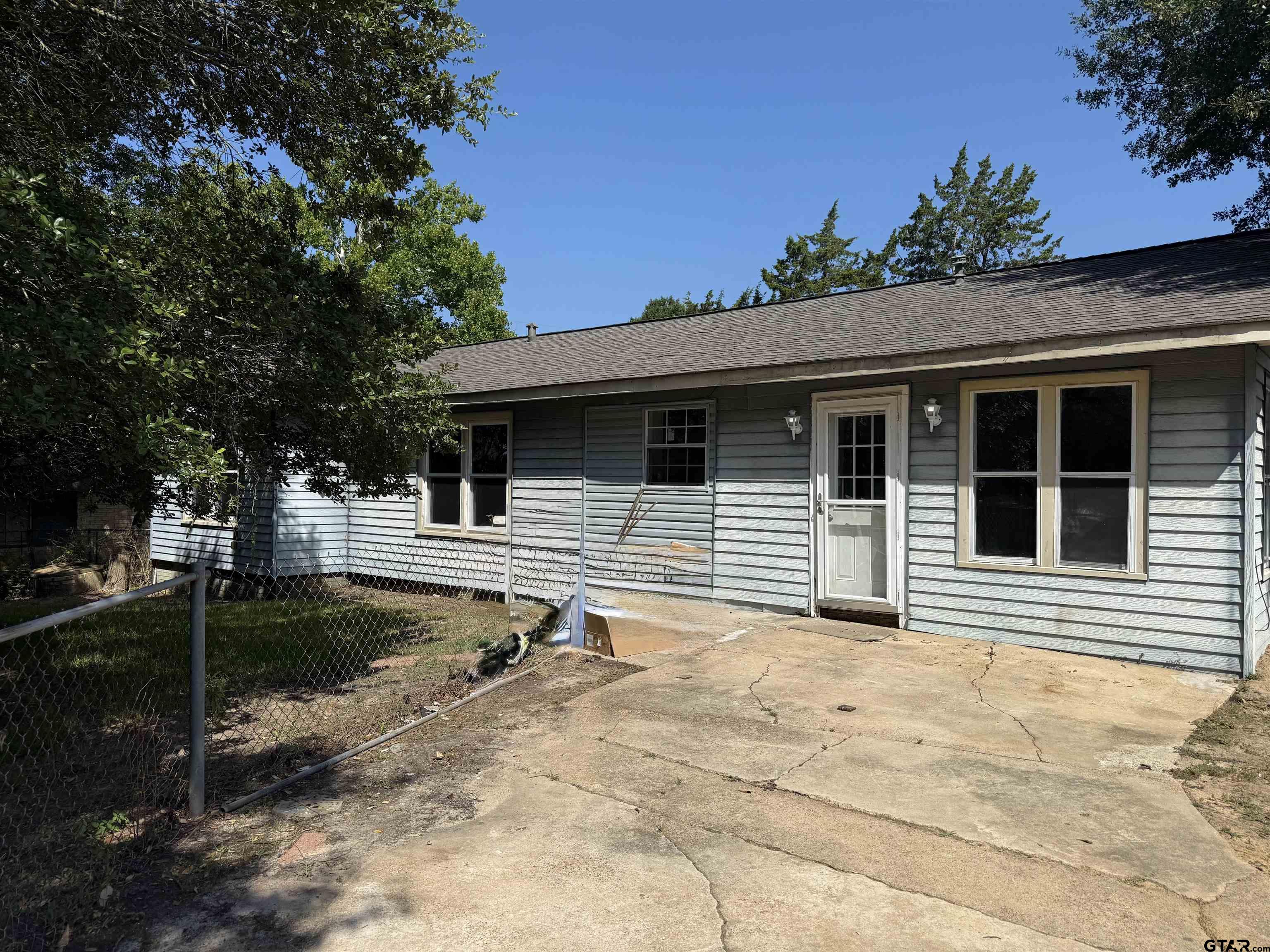 1602 E Main