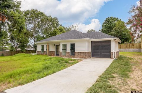 A home in Lindale