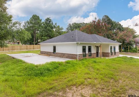 A home in Lindale