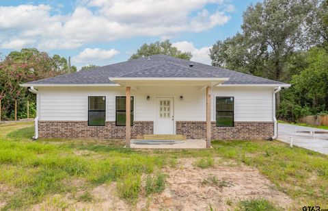 A home in Lindale