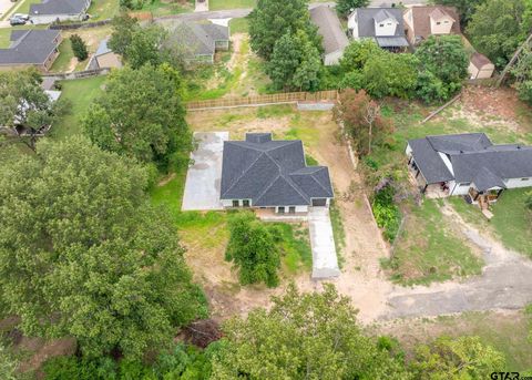 A home in Lindale