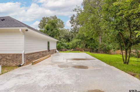 A home in Lindale