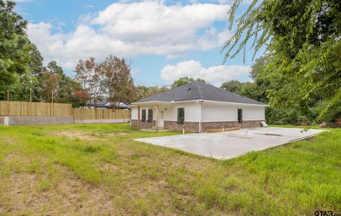 A home in Lindale