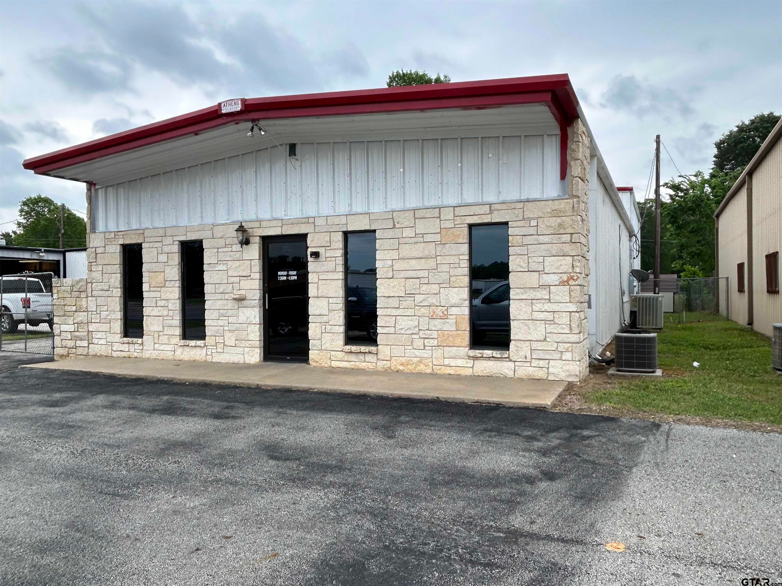 5424 W Oak St (US Hwy 79/84)