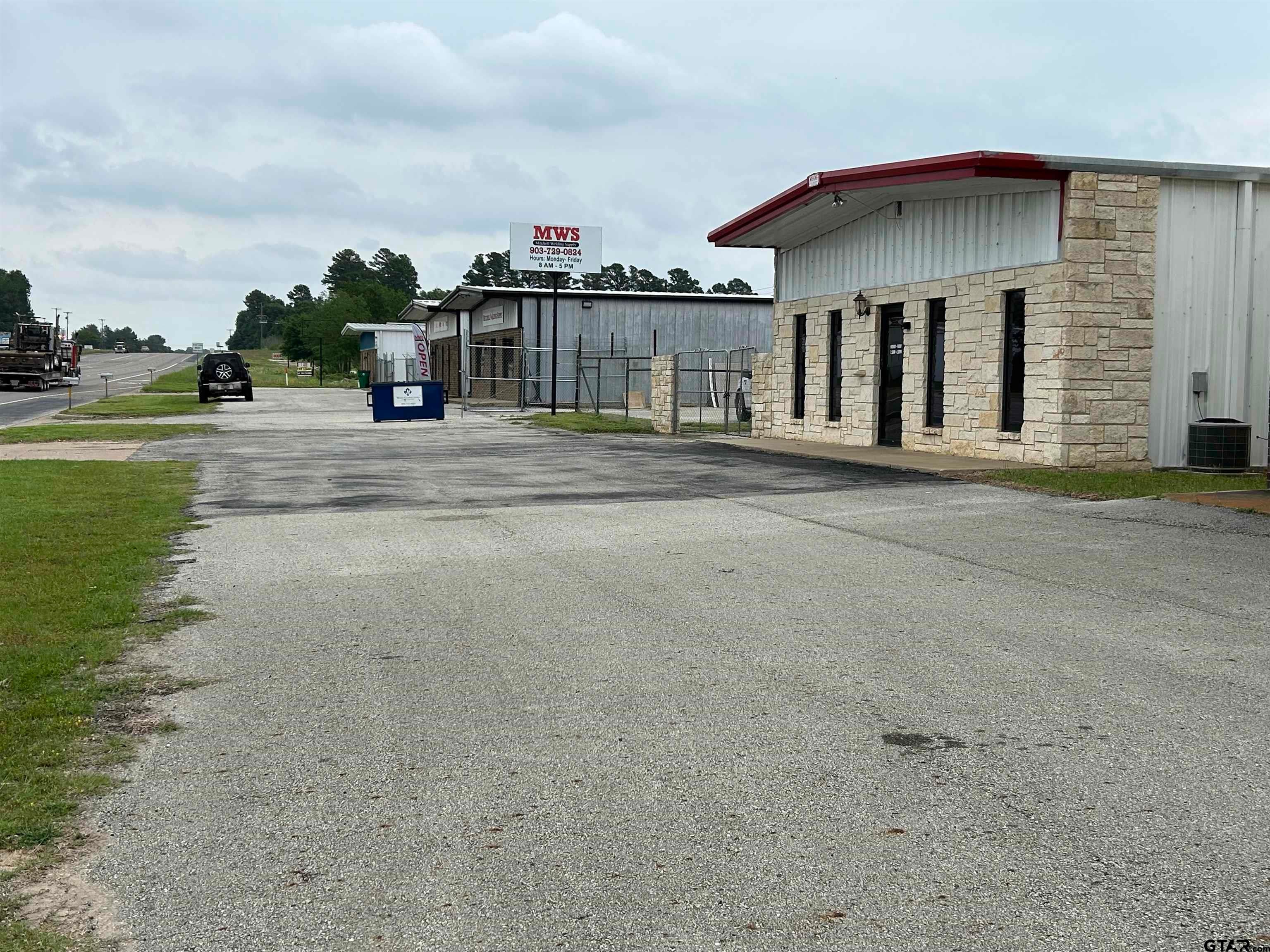 5424 W Oak St (US Hwy 79/84)