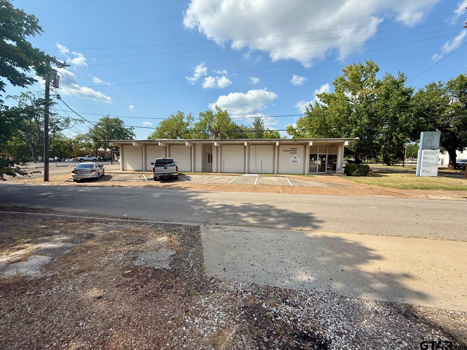 Photo 1 of 32 — 170 8th St SE, Paris, TX 75460