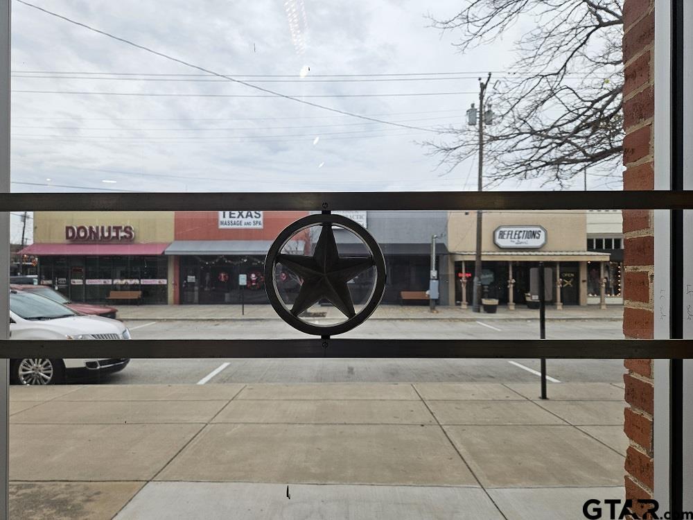 206 South Bois D' Arc