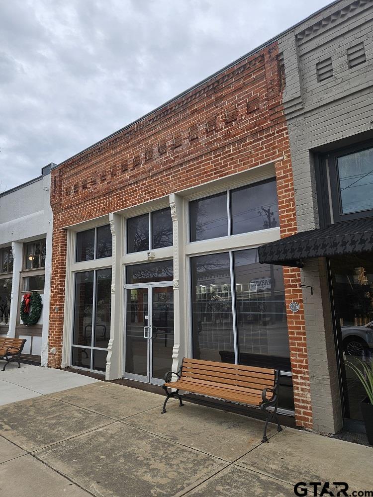 206 South Bois D' Arc