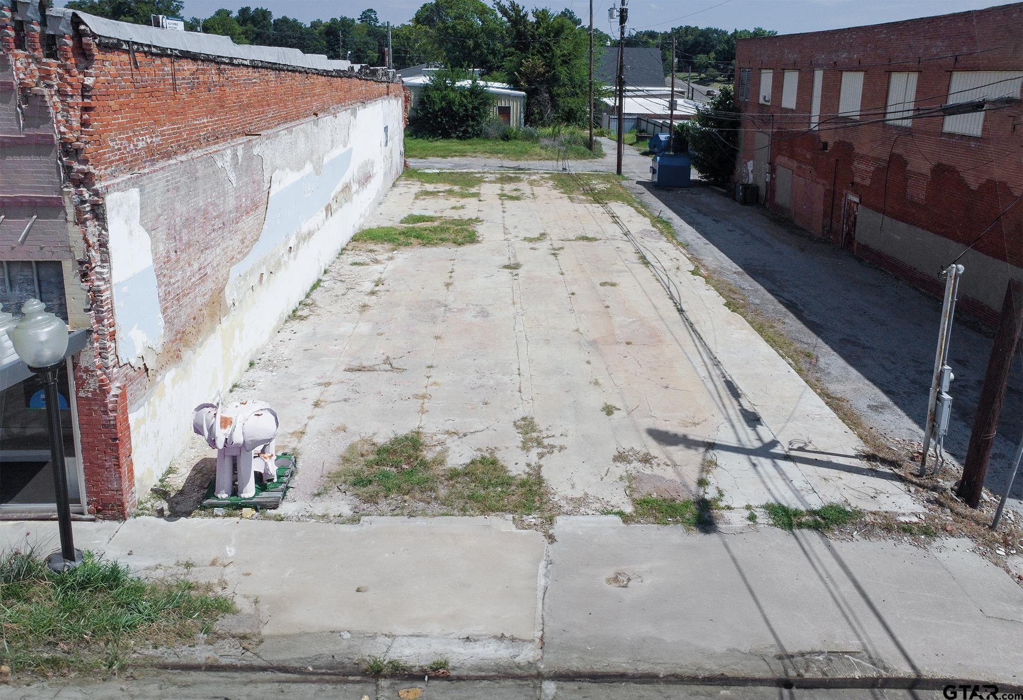 118, 122, 124 W Frank St