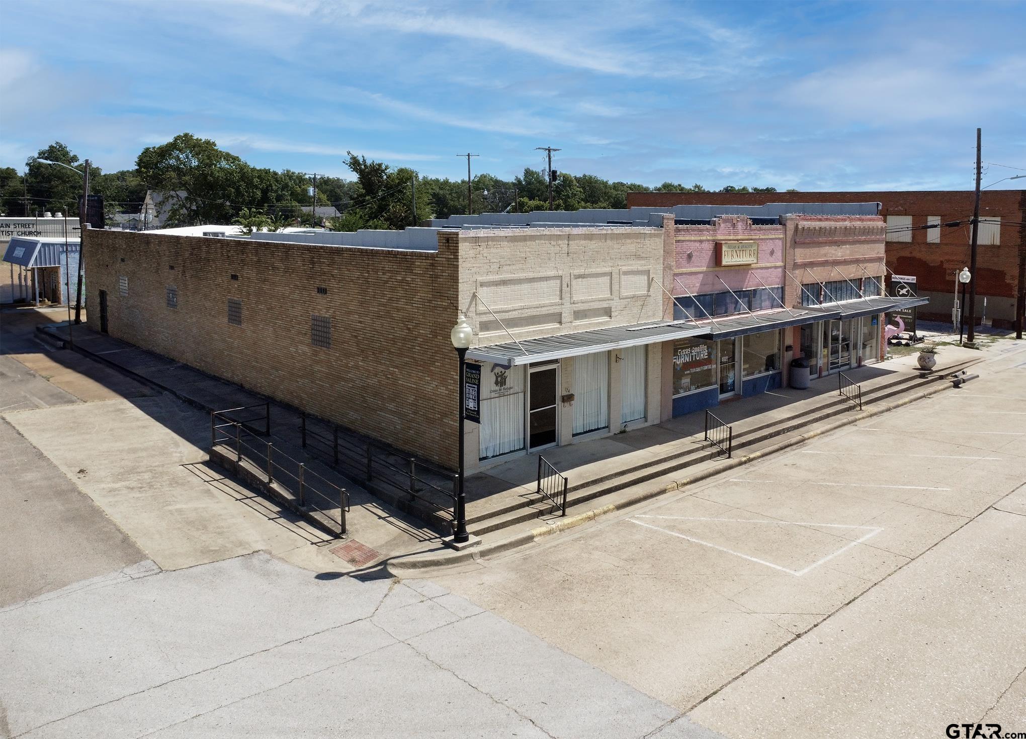 118, 122, 124 W Frank St