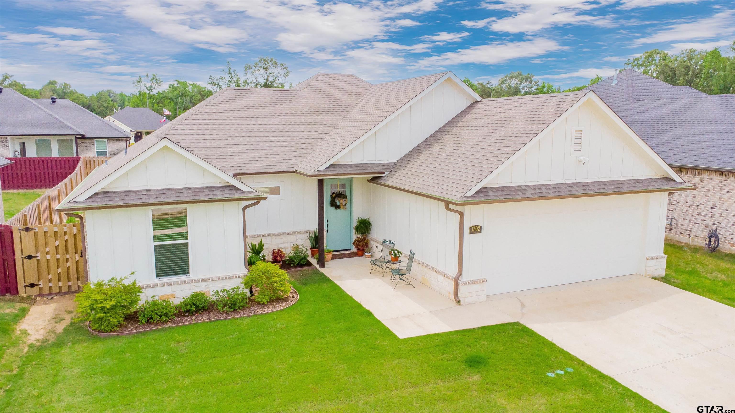 1702 Tres Drive