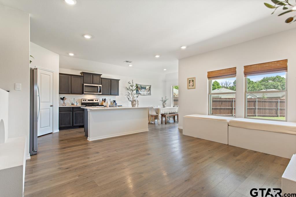 203 Parker Oaks Dr.