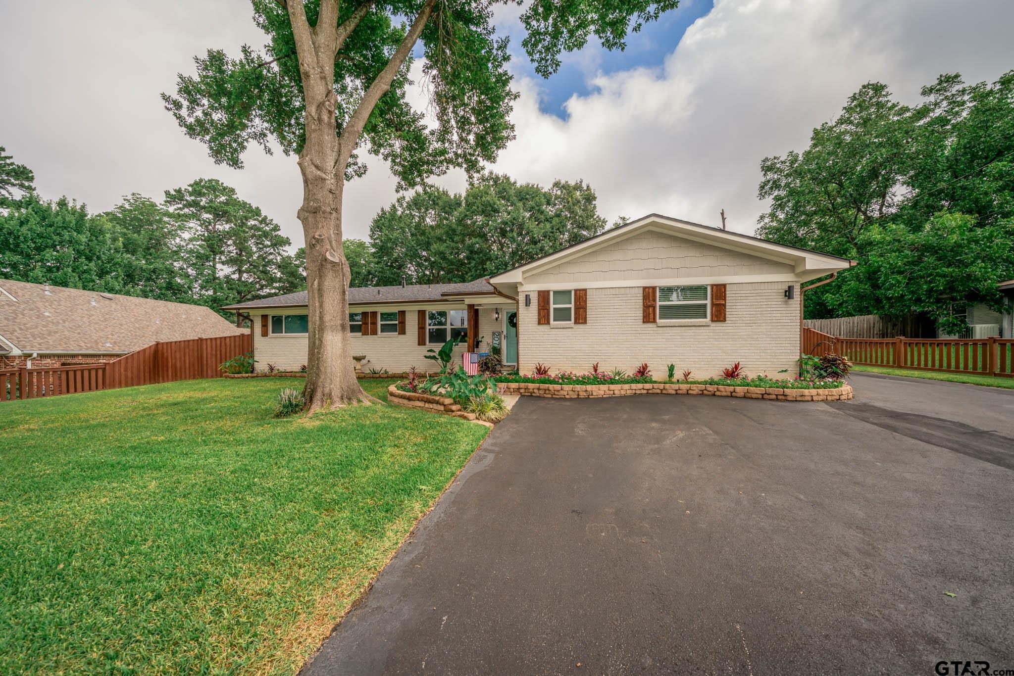 207 E Hillcrest