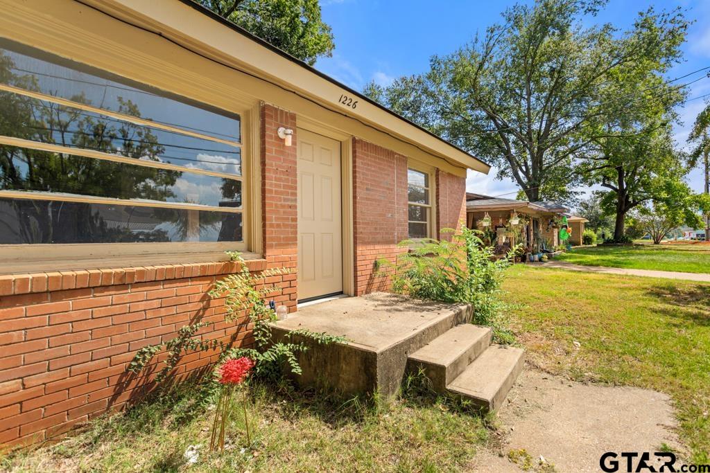 1226 S Fleishel
