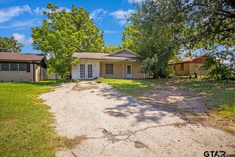 1604 N Parkdale Dr Tyler TX 75702