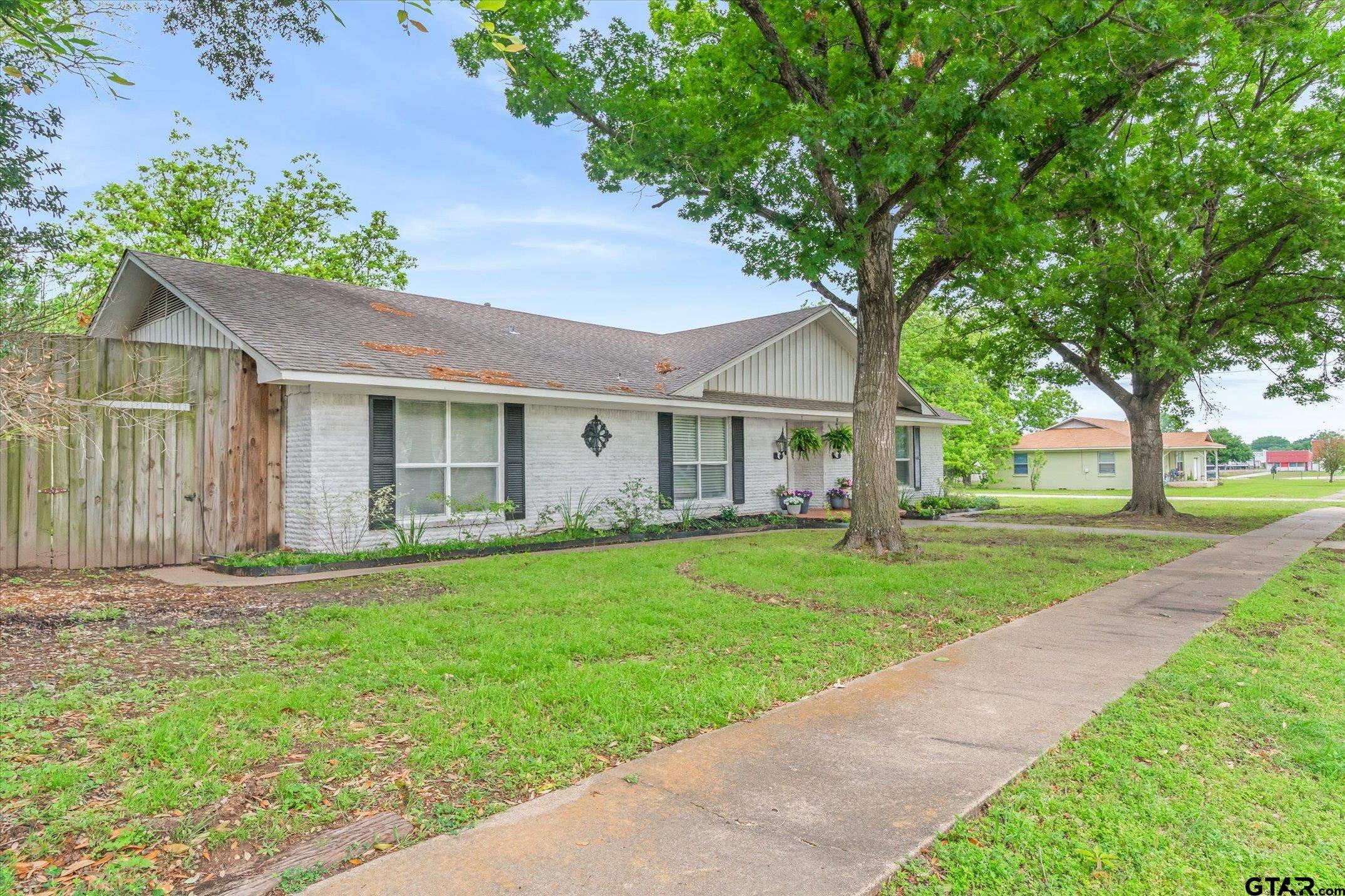 202 S Houston