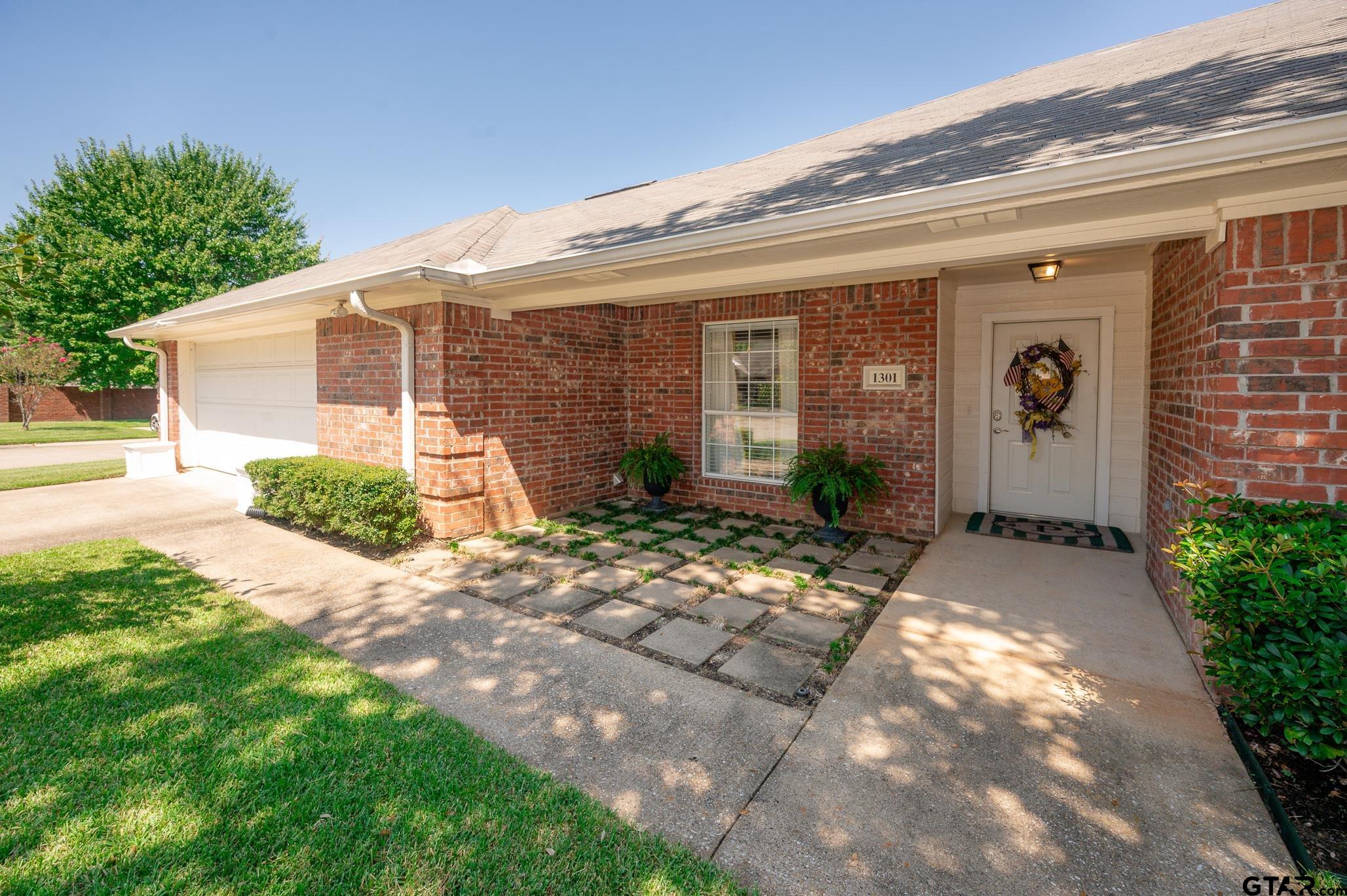 5401 Hollytree Drive, #1301