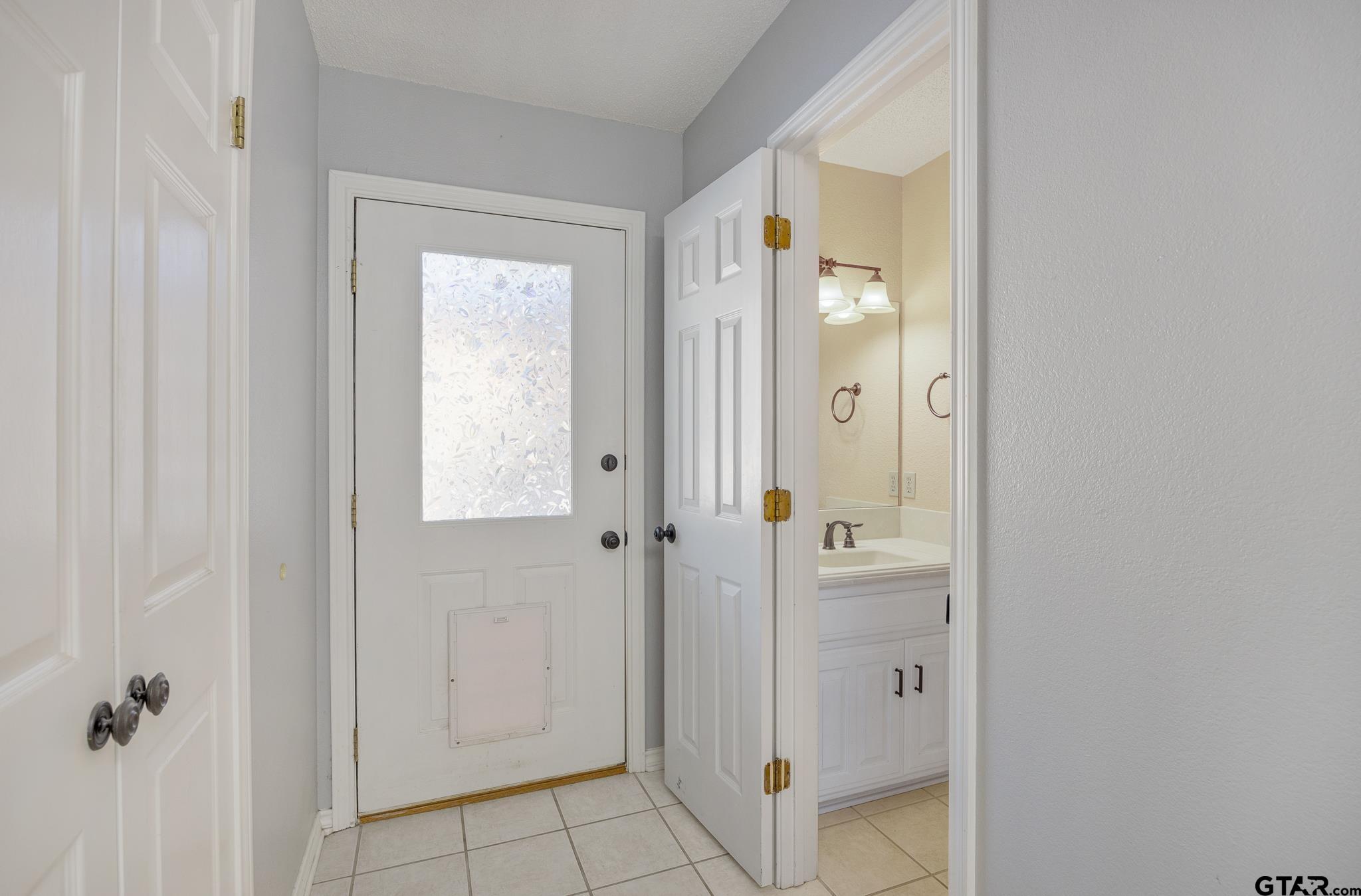 Tyler, Texas 75701, United States, 3 Bedrooms Bedrooms, ,3 BathroomsBathrooms,Residential,Active,31930