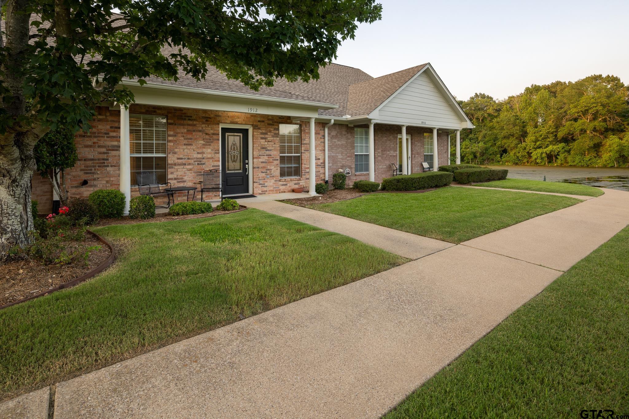 1912 Hollylake Circle